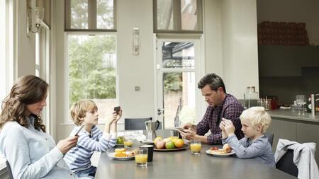 Phones at the dinner table