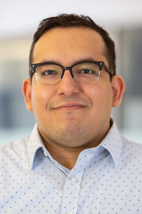 A headshot of Luis Escareno